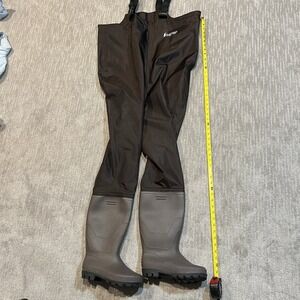 Frogg Toggs Mens 7 Rana II bootfoot PVC hip waders in brown w cleated outsole